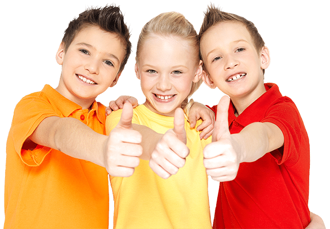 Tres ni&ntilde;os sonriendo